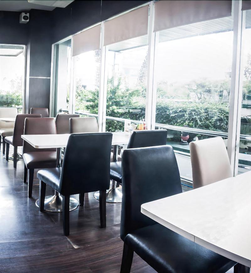 Maneerote Hotel Surin - Restoran