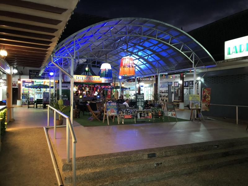 Merlin Plaza Apartments - Bar