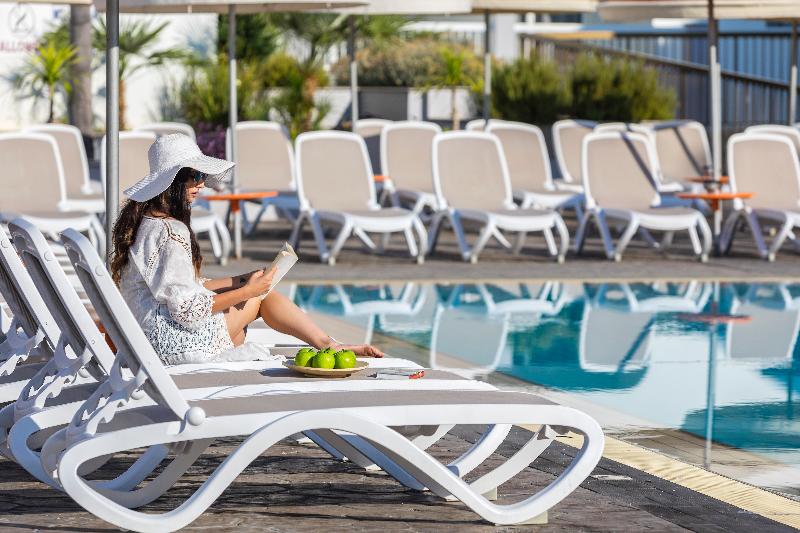 Christabelle Hotel Apartments - Havuz