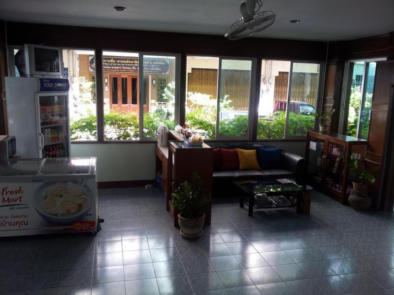 V.House Nakhon - Lobi
