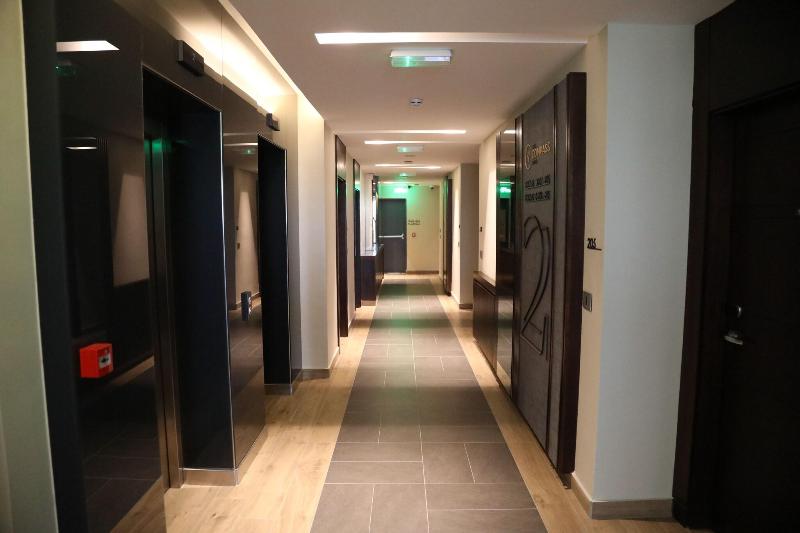 The Compass Hotel - Lobi