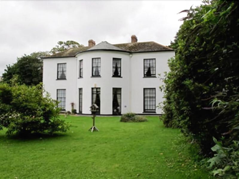 Laston House - Genel
