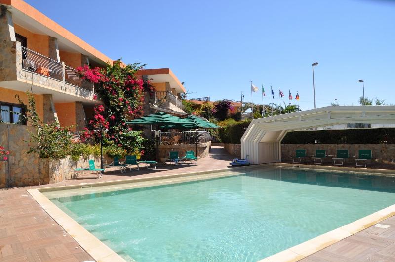 Palm Village - Genel