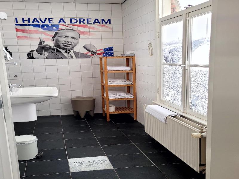 Hotel De Wereld - Genel