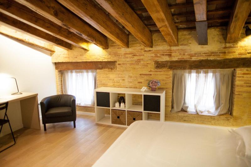 Host & Home - Oda