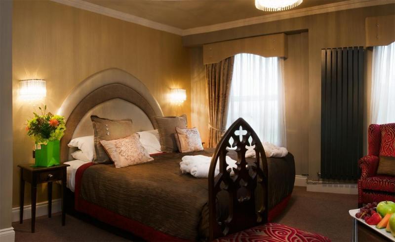 Hatherley Manor - Genel