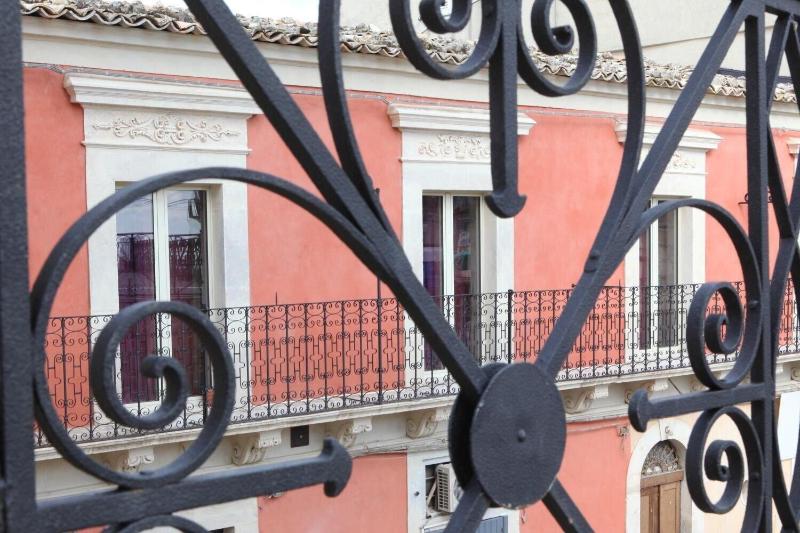 B&B Dinastia - Genel