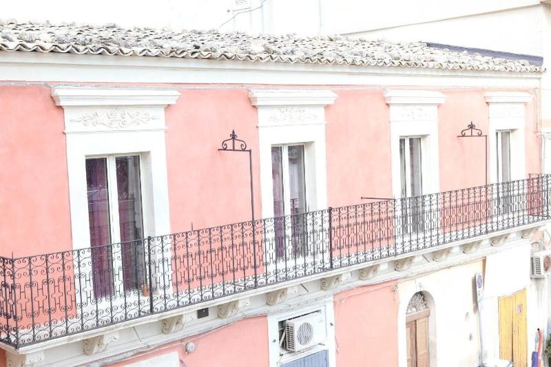 B&B Dinastia - Genel