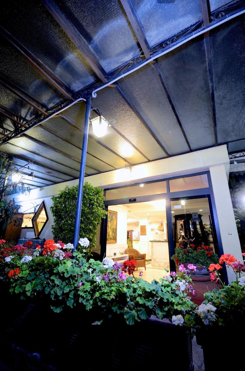 Hotel Clinton - Genel