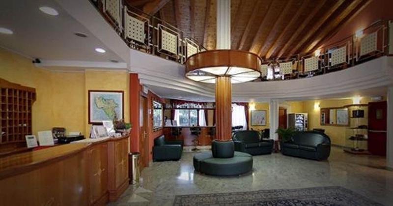 Hotel Riz - Lobi