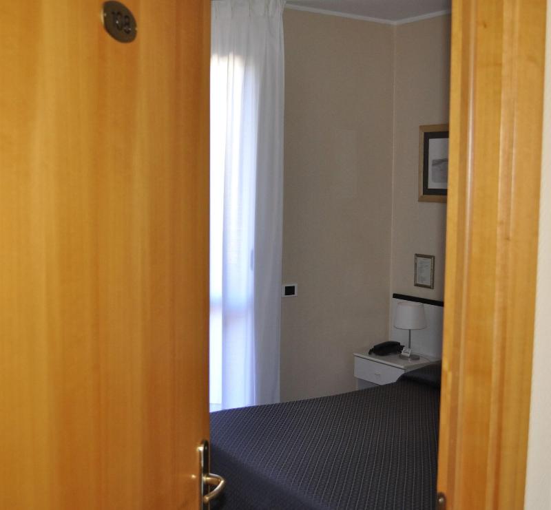 Hotel Est - Oda
