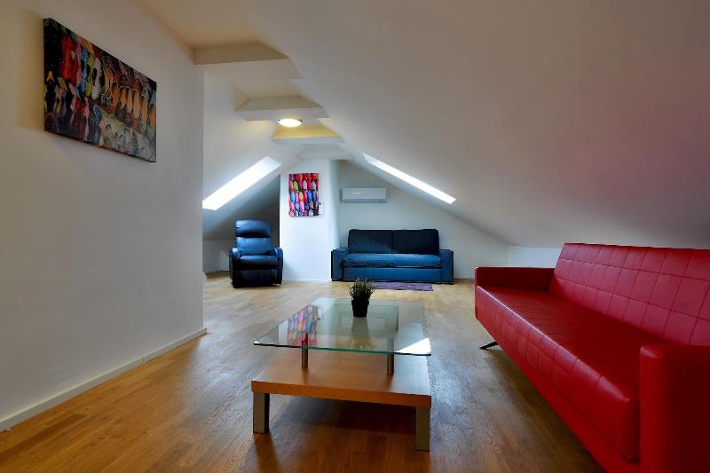 James Hotel & Apartments - Oda