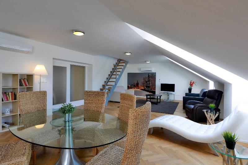 James Hotel & Apartments - Oda