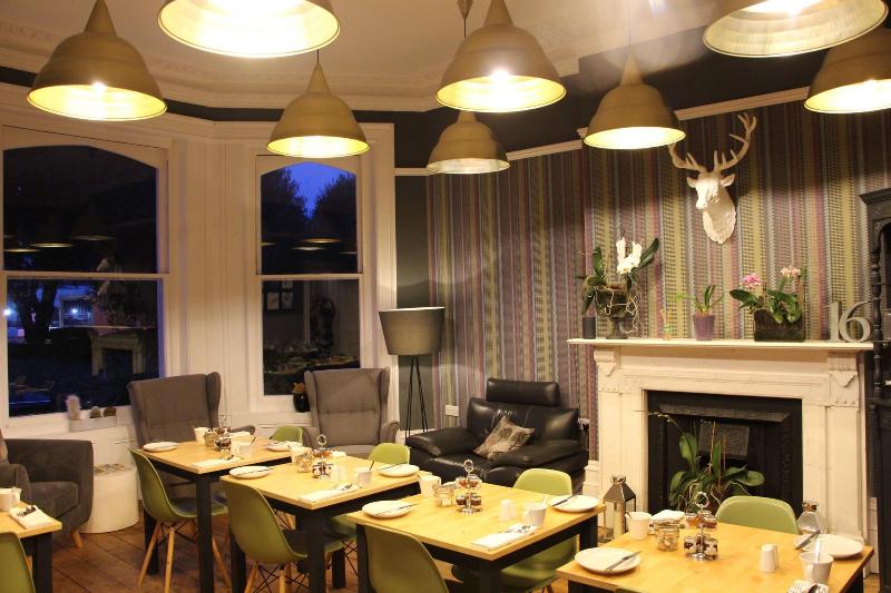Ravilious - Restoran