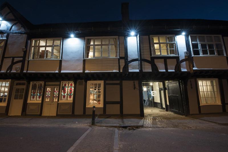 The Ostrich Inn - Genel