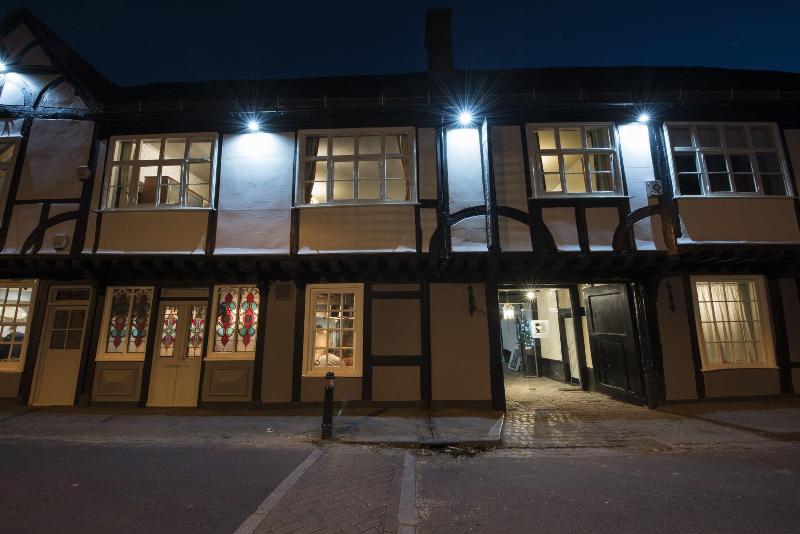 The Ostrich Inn - Genel