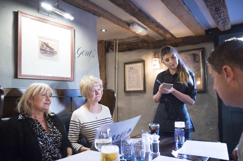 The Ostrich Inn - Restoran