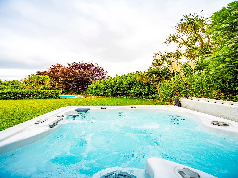 Crofton House Hotel - SELF CHECK IN - Havuz