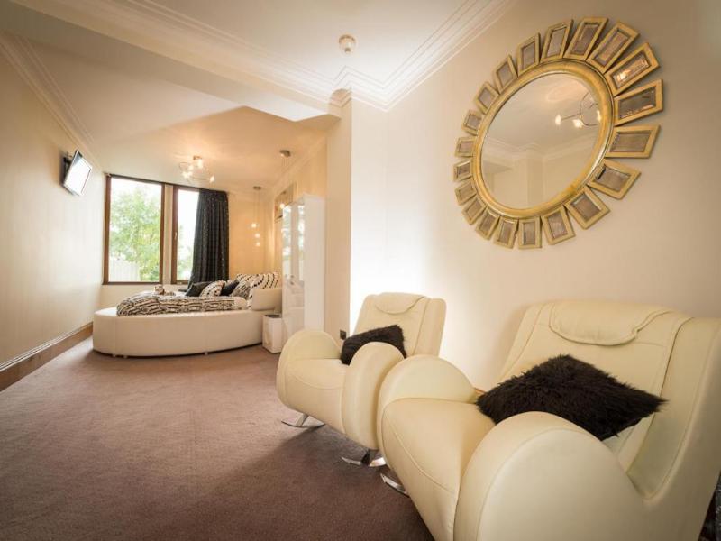 The Saddleworth Hotel - Genel