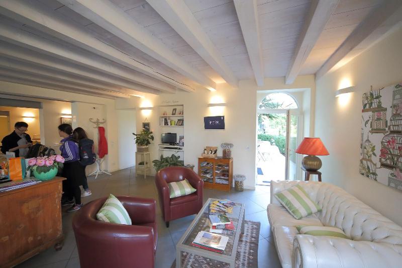 Hotel Villa Moron - Lobi