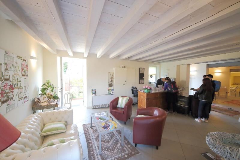 Hotel Villa Moron - Lobi