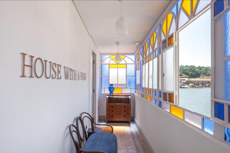1872 River House - Genel