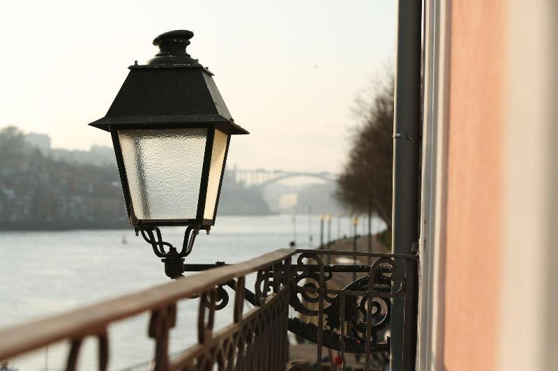 1872 River House - Genel