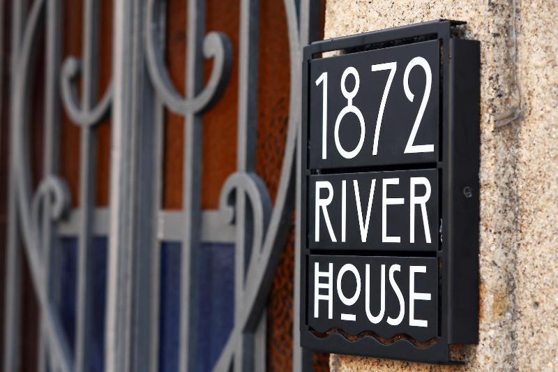 1872 River House - Genel