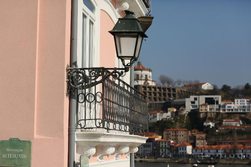 1872 River House - Genel