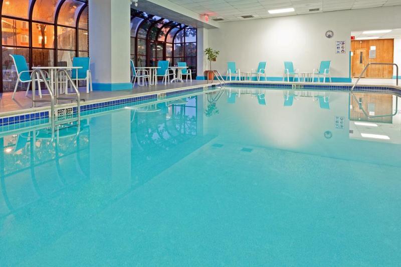 Doubletree By Hilton New York Laguardia Airport - Havuz