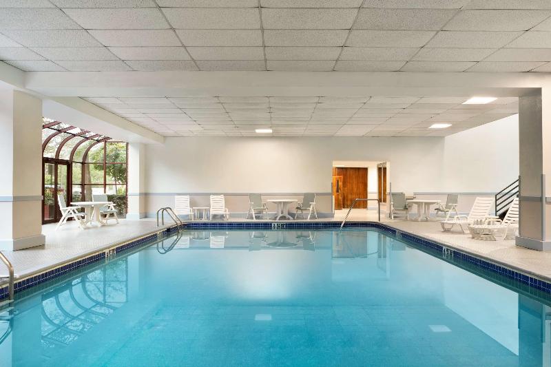 Doubletree By Hilton New York Laguardia Airport - Havuz