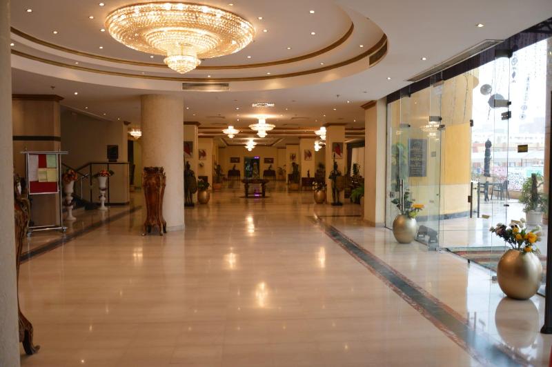 Glorious Hotel - Lobi