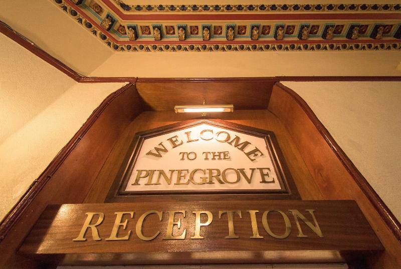 Pinegrove Hotel - Lobi