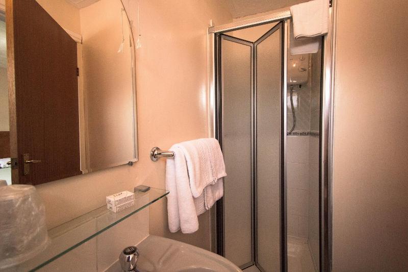 Pinegrove Hotel - Oda