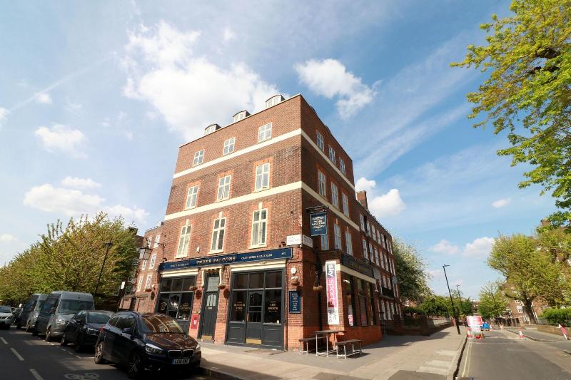 Three Falcons Hotel - Genel
