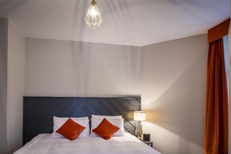 Three Falcons Hotel - Oda
