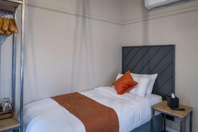 Three Falcons Hotel - Oda