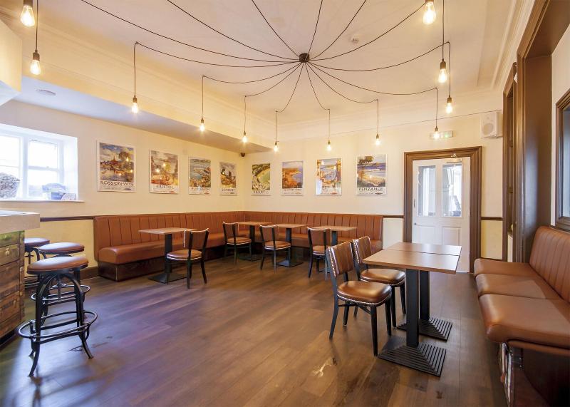 The Highworth Hotel - Bar