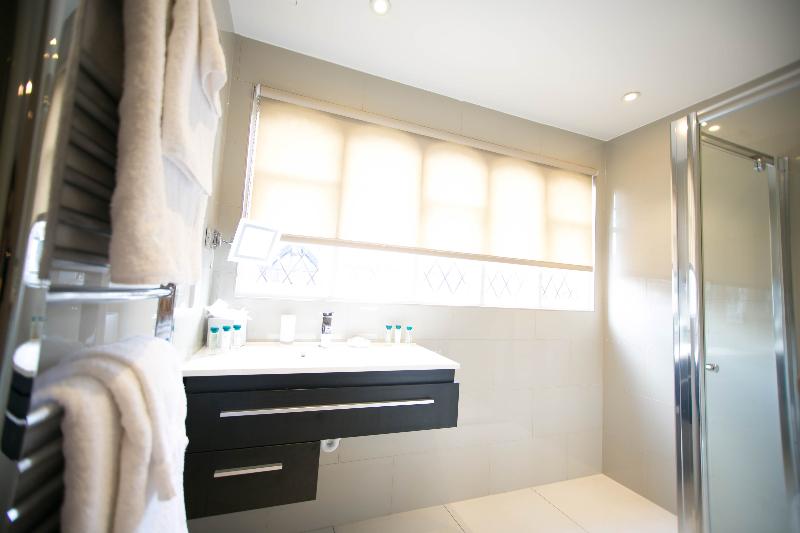 The Pillar Hotel London - Oda