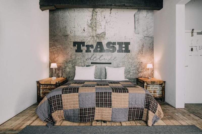 Trash Deluxe - Genel