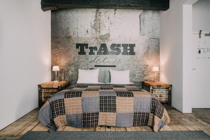 Trash Deluxe - Genel