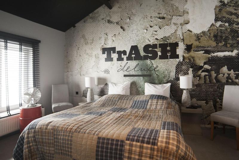 Trash Deluxe - Oda