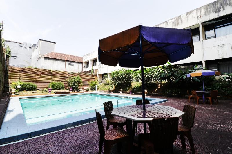 Hotel Istana Bandung by ZUZU - Genel