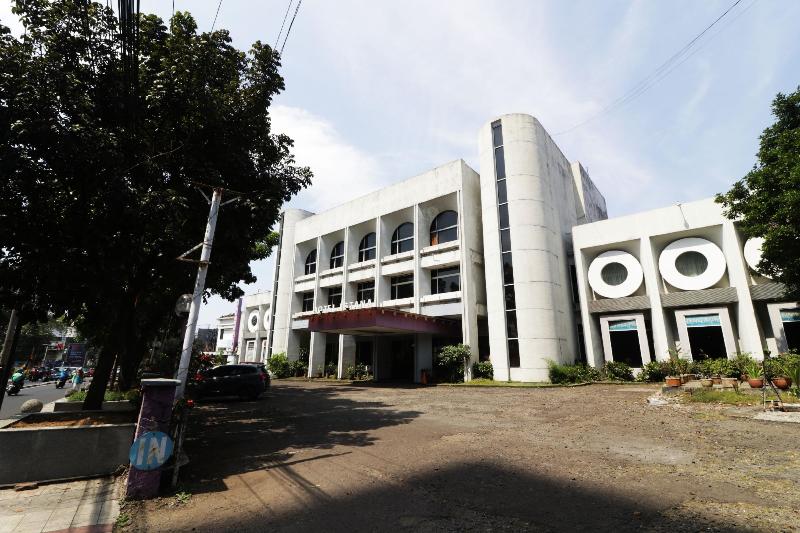 Hotel Istana Bandung by ZUZU - Genel