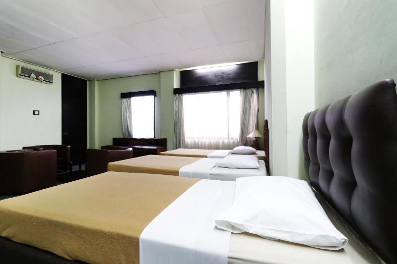 Hotel Istana Bandung by ZUZU - Oda