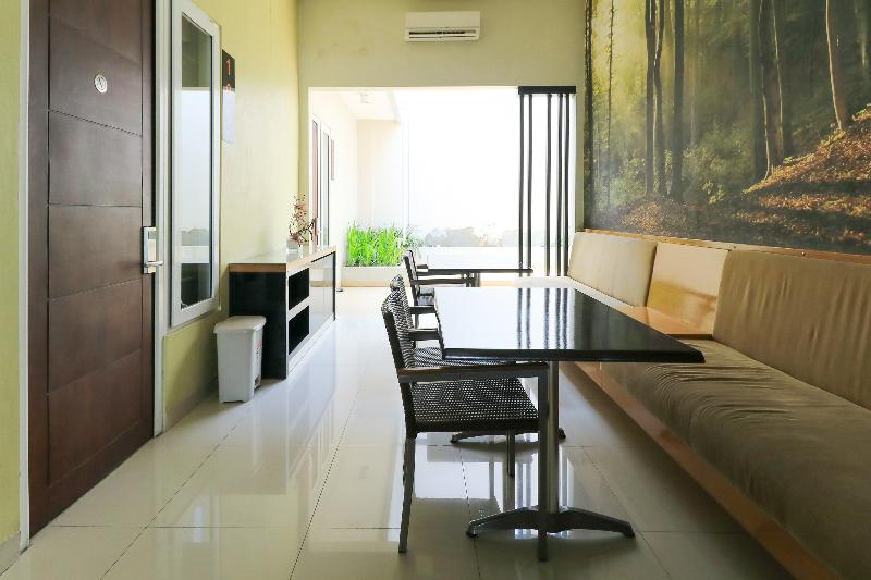 HOME Guesthouse by ZUZU - Lobi