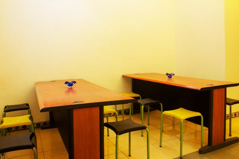 New Priok Indah Syariah Hotel by ZUZU - Restoran