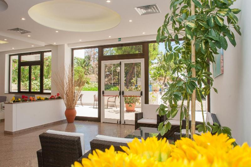 Hotel Cristalda - Lobi