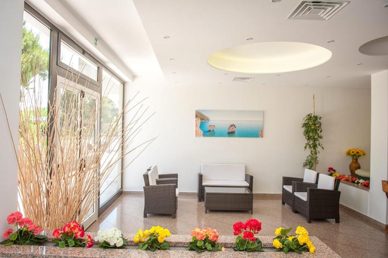 Hotel Cristalda - Lobi