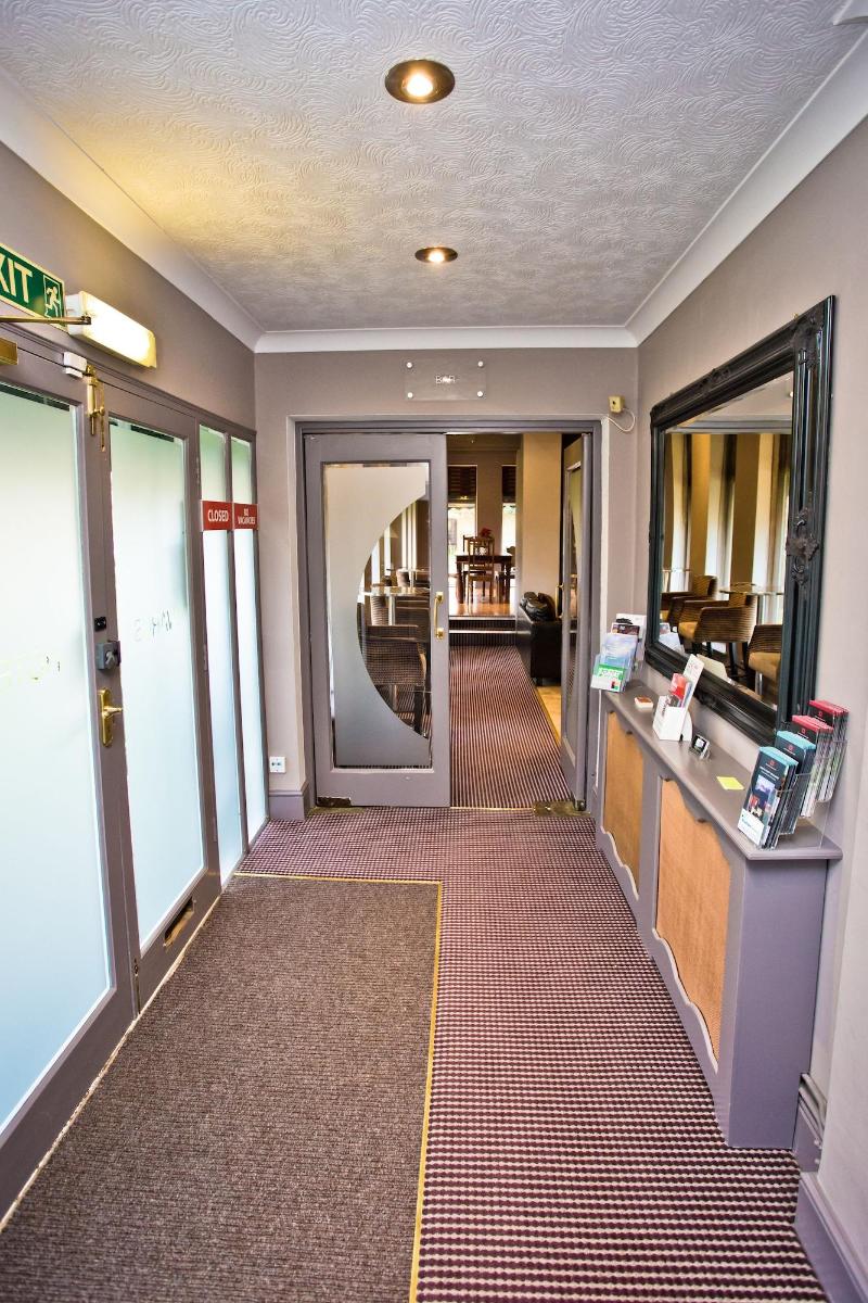 Wards Hotel - Lobi